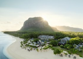mauricius-hotel-st-regis-le-morne-resort-408_ext_w_1.jpg
